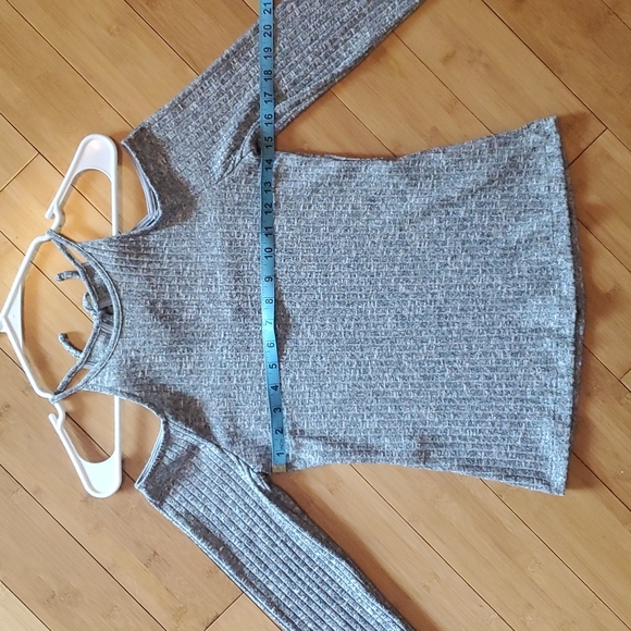 Long-sleeved top with shoulder cutouts - Picture 10 of 11